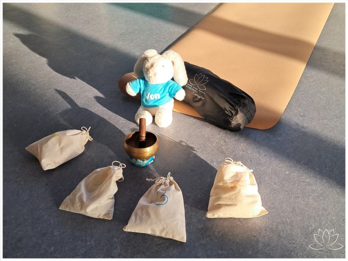 Plüschhase Yon sitzt neben einer Yogamatte und kleinen Duftsäckchen.