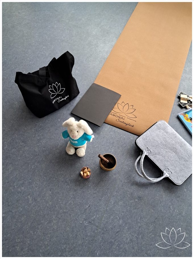 Wohlfühl-Arrangement mit Yogamatte, Tasche, Plüschhase Yon und verschiedenen Gegenständen.