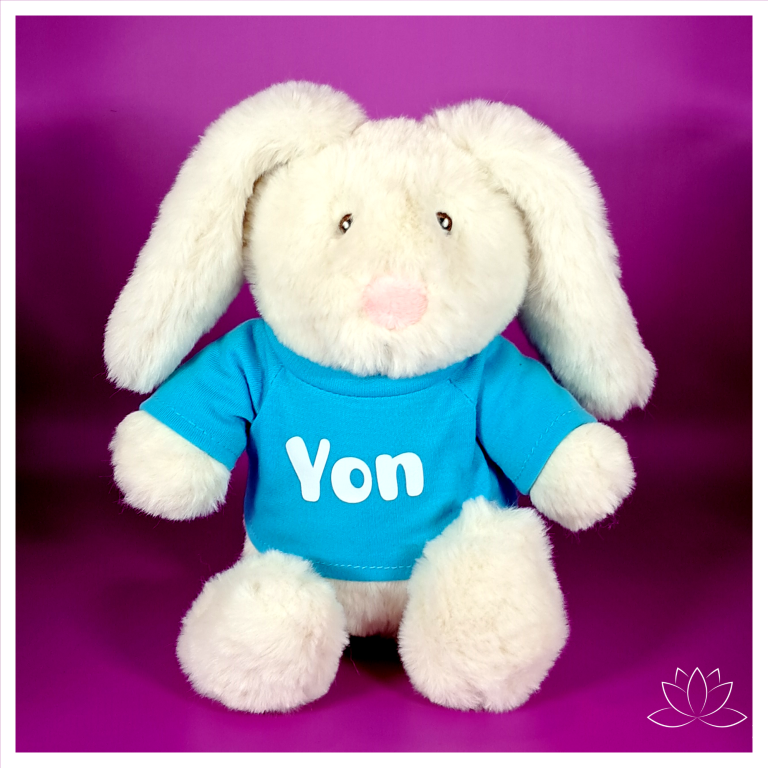 Yon Ein weißes Plüschhäschen mit blauen T-Shirt und dem Namen "Yon".
